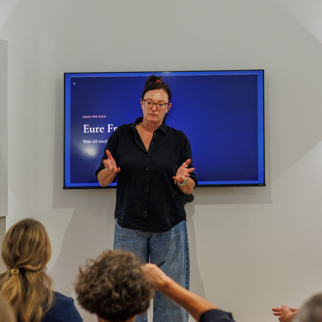 Susann Baum gibt einen Workshop bei der Marketing-Community Freiburg, Training für Auftritt, Stimme und Körpersprache